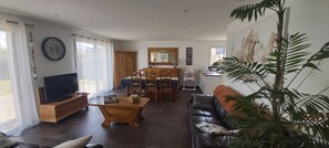 TV, books - Gîte 6 Pers au Pays des Abers. 400 m de la Plage. 3 Chambres. 1 Salle de Bain (Saint-Pabu)