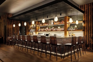 2 bars, un lounge al vestíbul i un bar al terrat 