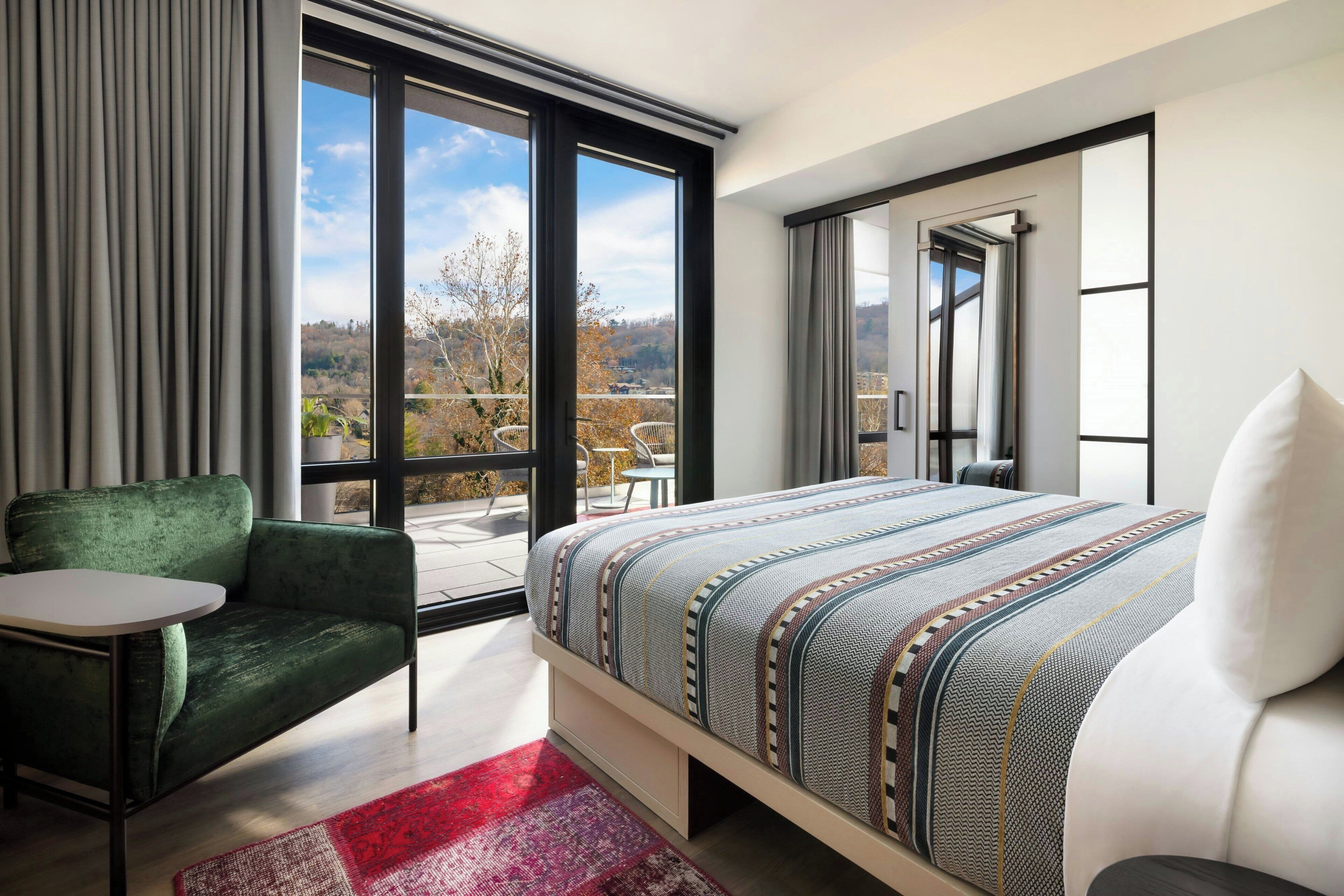 Habitación básica, 1 cama King size, balcón, vista a la montaña | Ropa de cama hipoalergénica, camas con pillow-top y cortinas blackout 