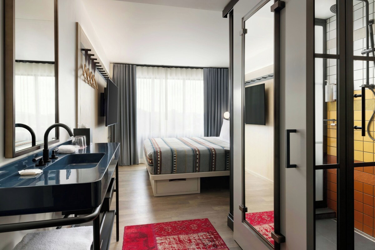 Hypo-allergenic bedding available, pillowtop beds, desk