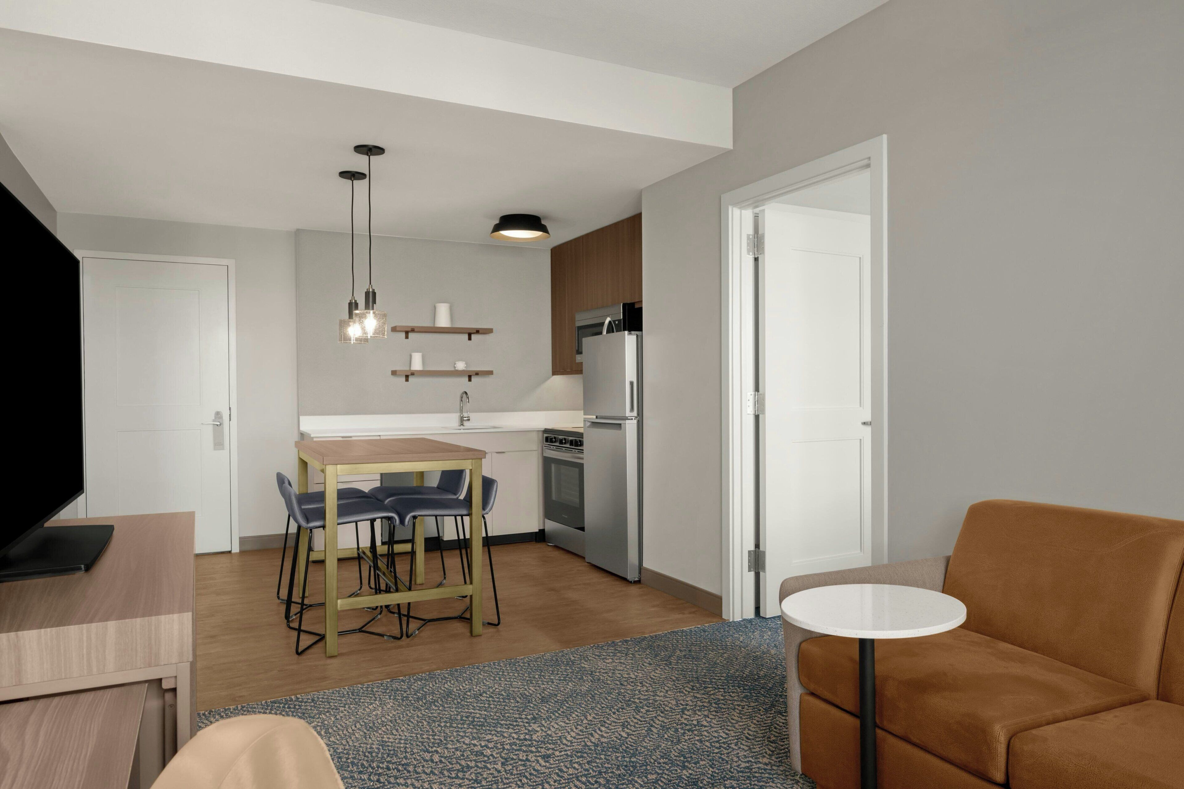 Een modern appartement met keuken, eethoek en woonruimte.