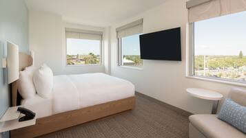 Cofres nos quartos, escrivaninha, espaço de trabalho para notebook