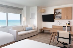 客房内保险箱、办公桌、笔记本电脑工作区、遮光窗帘