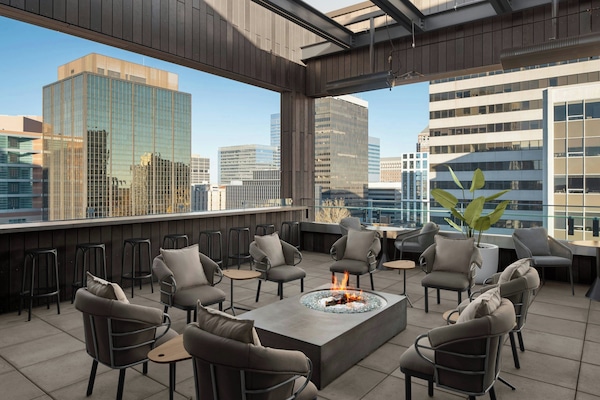 2 bars/lounges, rooftop bar