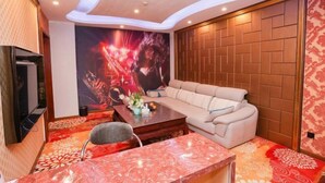 Ein modernes Wohnzimmer mit einer Couch, einem Couchtisch und einem Fernseher.