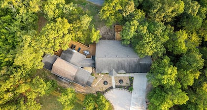 Lake Hamilton Tranquility Villa with boat dock on private 20 acres!