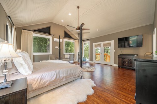 Lake Hamilton Tranquility Villa with boat dock on private 20 acres!