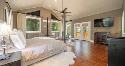 Lake Hamilton Tranquility Villa with boat dock on private 20 acres!