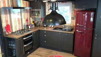 Cabin | Private kitchen | Fridge, microwave, oven, stovetop