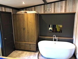 小屋 | 浴室 | 淋浴设施、深泡浴缸、吹风机、毛巾