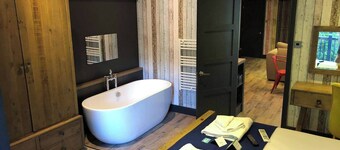 Pet Friendly Lodge - Sleeps 6