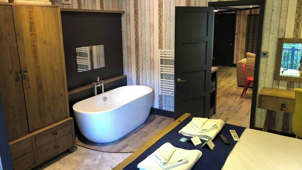 Unclassified image, 1 of 15, button - Pet Friendly Lodge - Sleeps 6 (Fordingbridge)