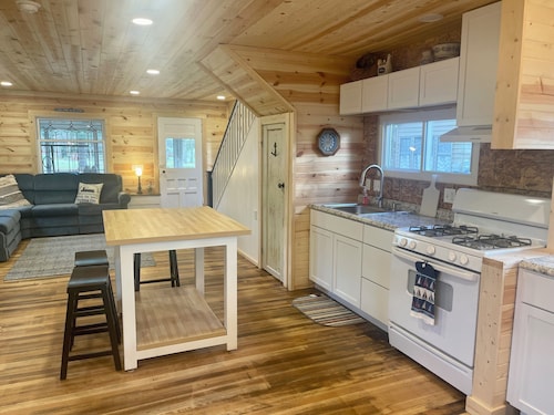  Knot Shores- Cozy, 3 bedroom Cottage,  w/water access 