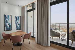 Minibar, skrivebord, skrivebord for bærbar PC og strykejern/-brett