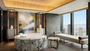 Badewanne und Dusche (separat), Regendusche, kostenlose Toilettenartikel