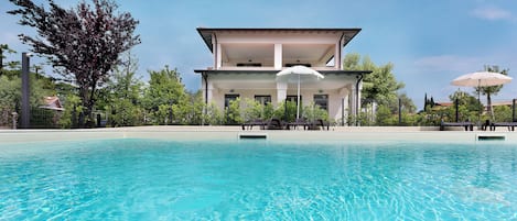 Sesongbasert utendørsbasseng