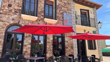 Breakfast and lunch served