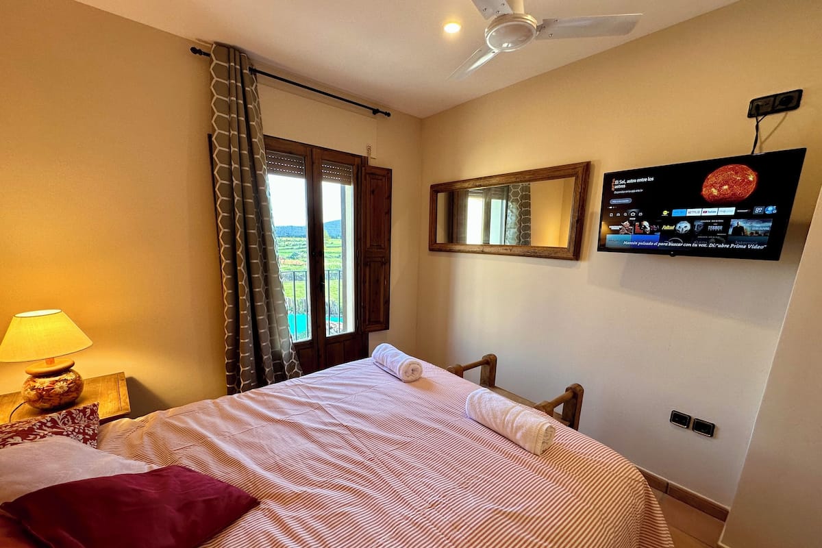 Habitación doble Confort, balcón, vista a la ciudad | Wifi gratis, decoración personalizada y muebles diferentes 
