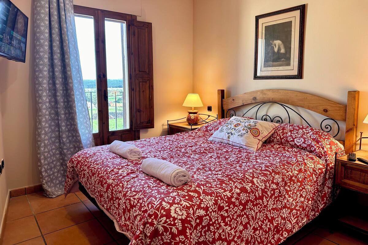 Habitación doble Confort, balcón, vista a la ciudad | Wifi gratis, decoración personalizada y muebles diferentes 