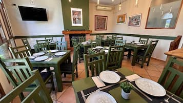 Breakfast and lunch served