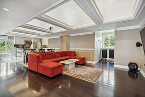 Smart TV, fireplace, table football, ping pong - 12 Acre Private Sport Resort & Spa Tennis Pickleball Sauna HotTub Pool Golf FIFA (Burlington)