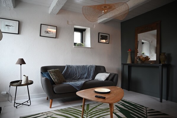 Téléviseur, foyer, livres, chaîne audio