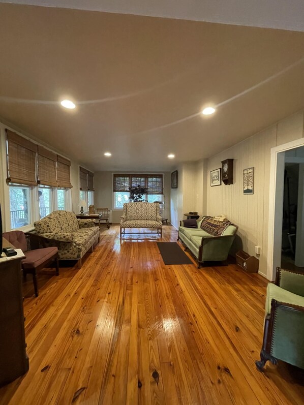 Televisión, reproductor de DVD, futbolito y libros 