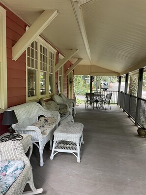 Outdoor dining - Lake it Easy (MOUNT GRETNA)