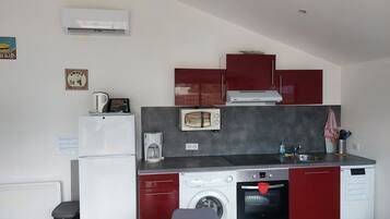 Réfrigérateur, micro-ondes, four, plaque de cuisson