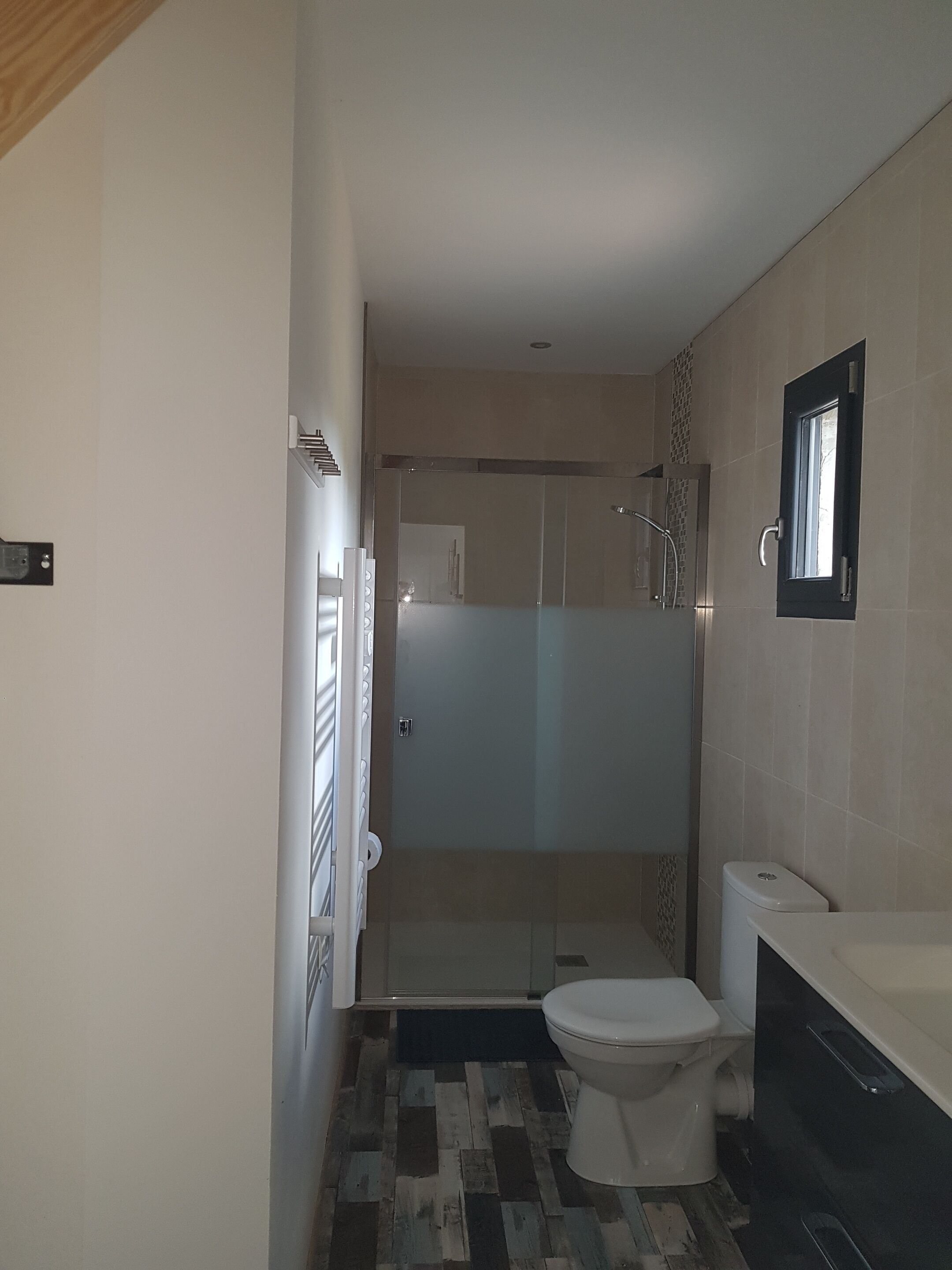 Douche, serviettes fournies, savon, papier toilette
