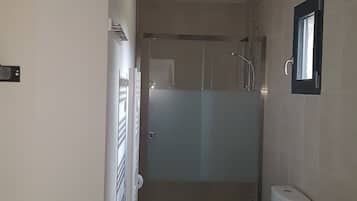 Douche, serviettes fournies, savon, papier toilette