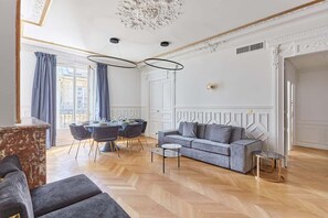 TV, offices - Sublime Apartment Montaigne/Arc de Triomphe (Paris)