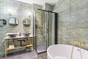 Regadera, secadora de cabello, toallas, jabón 