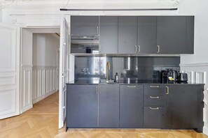 Jääkaappi, mikroaaltouuni, uuni, liesi