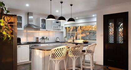 Sunset Retreat-amaxing views over Mt Franklin