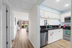 Frigorífico, microondas, horno y placa de cocina