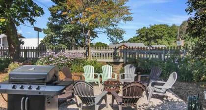 Cozy Large House, Big Porch, Fire Pit, Live Music Brewery, Heart of Lake Ann!