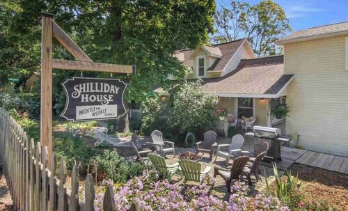 Cozy Large House, Big Porch, Fire Pit, Live Music Brewery, Heart of Lake Ann!