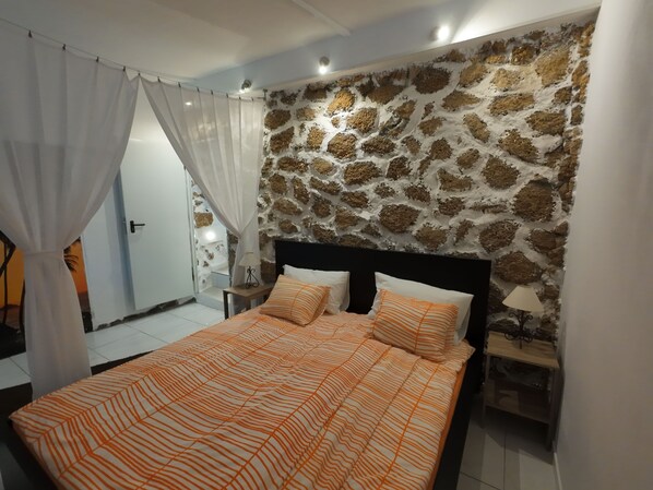 1 bedroom, travel cot, free WiFi, bed sheets