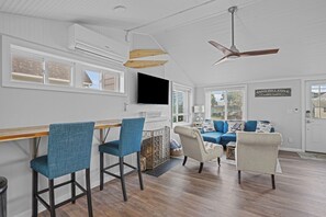 Smart TV - Coastal Cottage in Pt.Judith Walk to Beaches, BI Ferry, Ice Cream,Aunt Carries. (Narragansett)