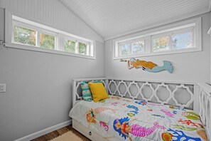 2 bedrooms, travel crib, WiFi, bed sheets - Coastal Cottage in Pt.Judith Walk to Beaches, BI Ferry, Ice Cream,Aunt Carries. (Narragansett)