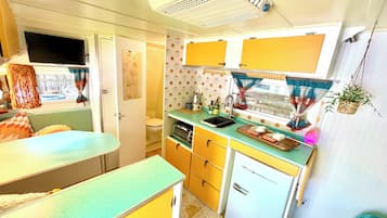 Refrigerador, horno, parrilla de estufa y cafetera y tetera
