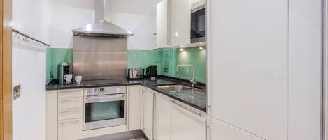 House | Private kitchen | Fridge, microwave, oven, stovetop