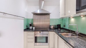 Casa | Cocina privada | Refrigerador, microondas, horno y parrilla de estufa 