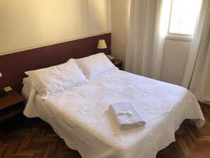 Escritorio, espacio para trabajar con laptop y wifi gratis 