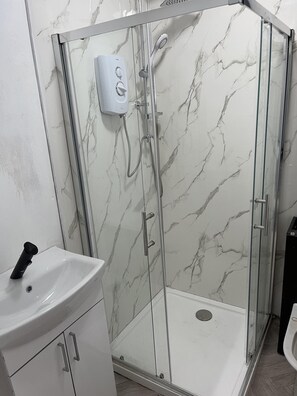 Casa | Baño | Regadera, tina profunda, toallas 