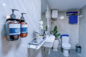 Shower, towels, soap, shampoo - Villa Mayu (Karangasem)