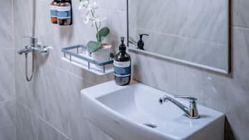 Een douche, handdoeken, zeep, shampoo