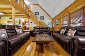 Smart TV, fireplace - New Listing! Riley's Rustic Retreat: Serene Cabin Getaway - Close to Dollywood (Sevierville)