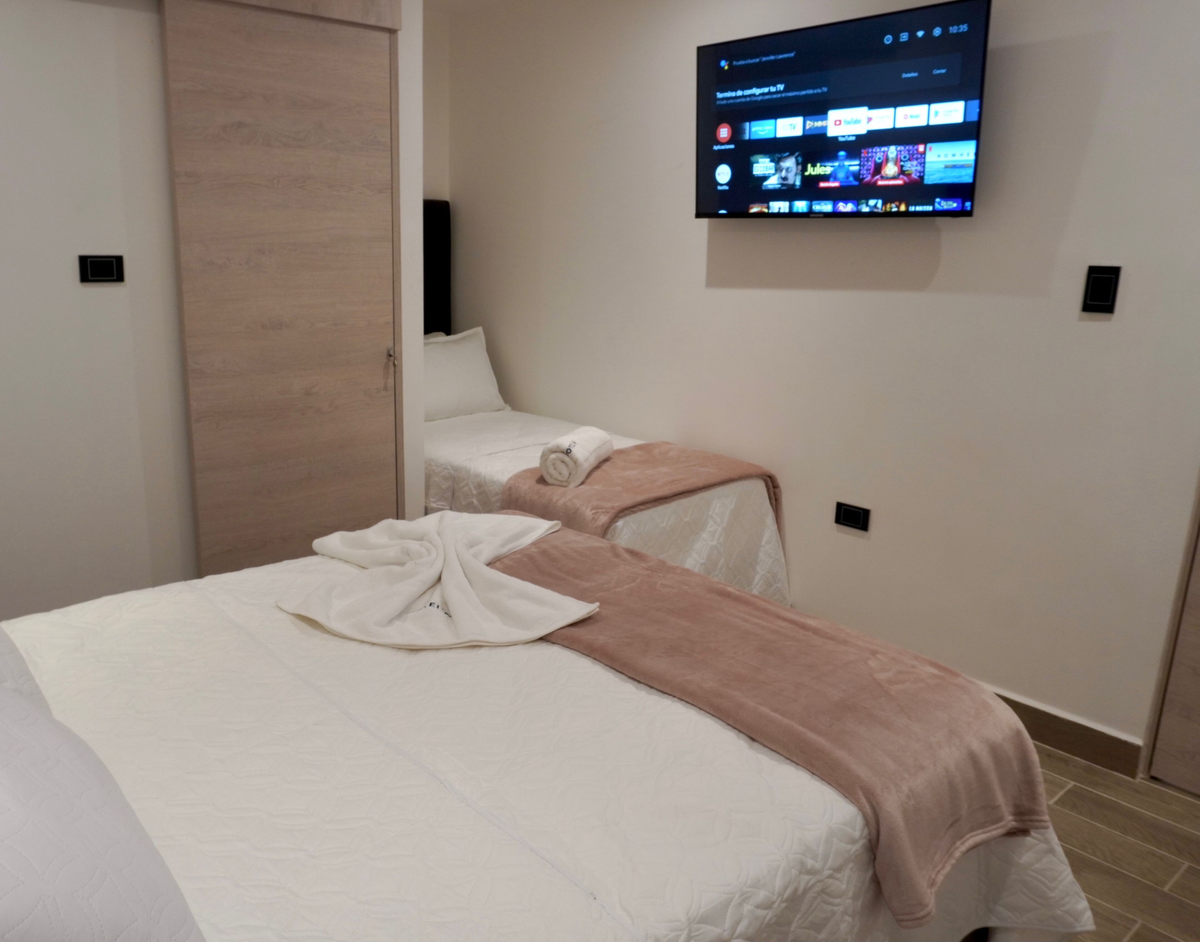 Habitación triple | Ropa de cama de alta calidad, edredones de plumas, decoración individual